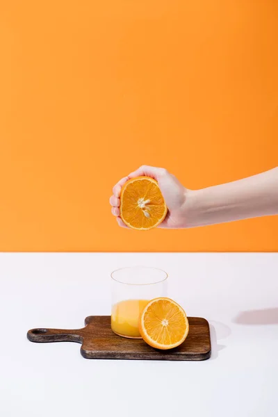 Cropped View Woman Squeezing Fresh Orange Juice Glass Wooden Cutting — Stock Photo, Image
