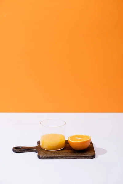 Fresh Orange Juice Glass Cut Fruit Wooden Cutting Board White — Stock Photo, Image