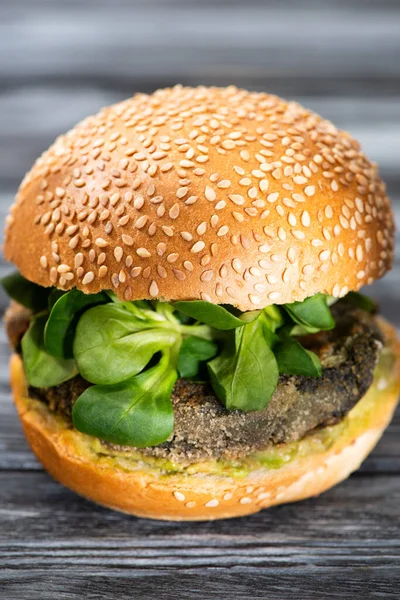 Hambúrguer Vegan Saboroso Com Microgreens Servidos Mesa Madeira — Fotografia de Stock