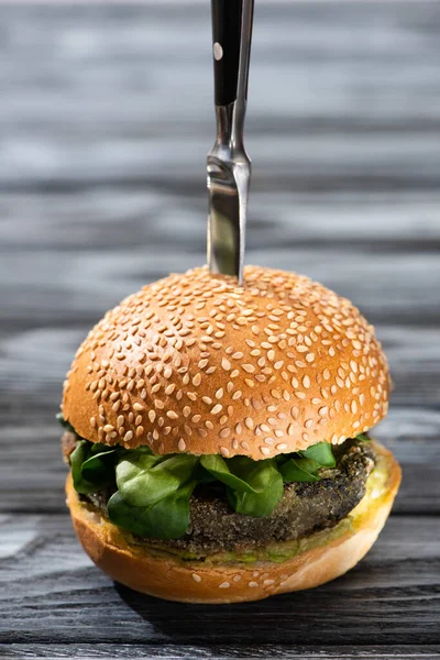 Sabrosa Hamburguesa Vegana Con Microgreens Cuchillo Mesa Madera —  Fotos de Stock