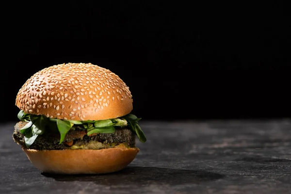 Chutný Veganský Burger Mikrozelení Podávaný Texturovaném Povrchu Izolovaném Černé — Stock fotografie