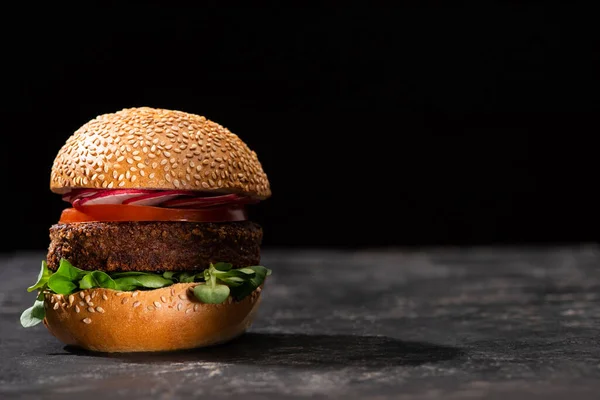 Saboroso Hambúrguer Vegan Com Microgreens Rabanete Tomate Servido Superfície Texturizada — Fotografia de Stock