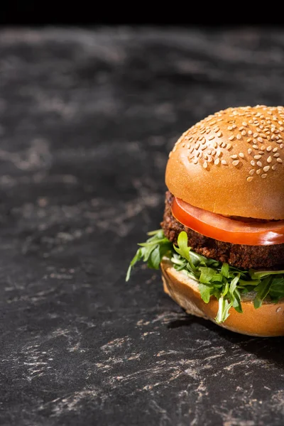 Saboroso Hambúrguer Vegan Com Tomate Verduras Servidos Superfície Texturizada — Fotografia de Stock
