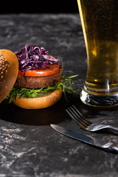 Hambúrguer Vegan Saboroso Com Tomate Repolho Vermelho Verduras Servidos Superfície — Fotografia de Stock