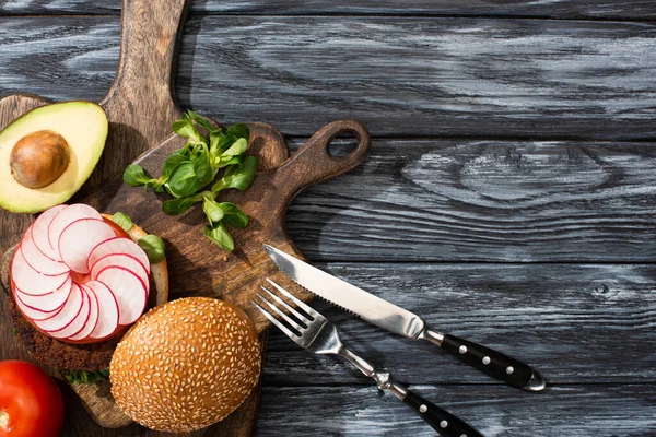 Vista Superior Saboroso Hambúrguer Vegan Com Microgreens Rabanete Tomate Abacate — Fotografia de Stock