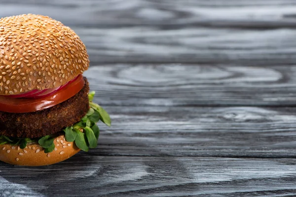 Smakelijke Veganistische Hamburger Met Groenten Geserveerd Houten Tafel — Stockfoto