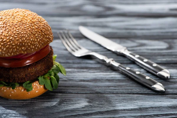 Επιλεκτική Εστίαση Νόστιμο Vegan Burger Λαχανικά Σερβίρεται Ξύλινο Τραπέζι Πιρούνι — Φωτογραφία Αρχείου