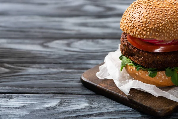 Chutný Veganský Burger Podávaný Řezací Desce Dřevěném Stole — Stock fotografie