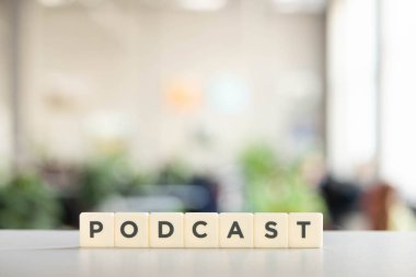 Beyaz masa üzerinde podcast yazılı beyaz küpler