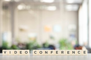 Beyaz masa üzerinde video konferans harfleri olan beyaz küpler 