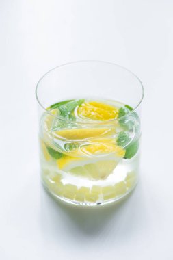 Beyaz arka planda limonlu limonata ve nane şekeri.