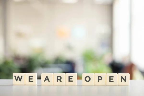 Weiße Würfel Mit Offenen Schriftzügen Auf Weißem Schreibtisch Büro — Stockfoto