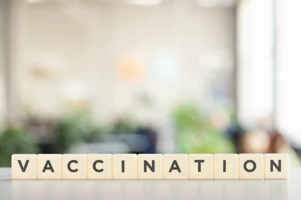 Cubos Brancos Com Lettering Vacinação Mesa Branca Conceito Covid — Fotografia de Stock