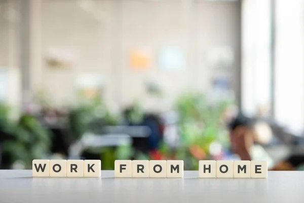 Vita Kuber Med Arbete Hemifrån Bokstäver Vitt Skrivbord — Stockfoto