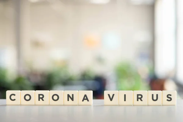 Beyaz Yüzeyinde Corona Virüsü Olan Beyaz Küpler — Stok fotoğraf