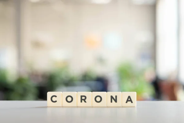 Witte Blokjes Met Corona Belettering Wit Oppervlak Covid Concept — Stockfoto