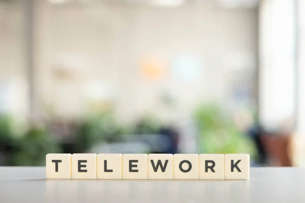 Witte Blokjes Met Telewerk Belettering Wit Bureau — Stockfoto