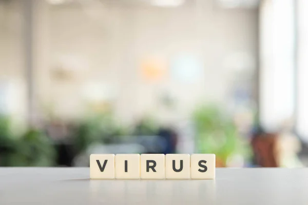 Weiße Würfel Mit Virus Schriftzug Auf Weißem Schreibtisch Covid Konzept — Stockfoto