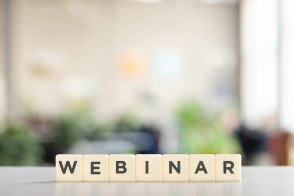 белые блоки с наклоном на белом столе