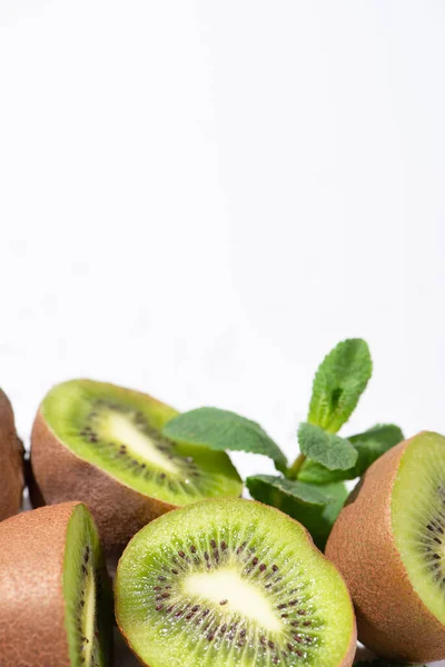 Selektiver Fokus Von Kiwi Fruchthälften Der Nähe Von Pfefferminzblättern Isoliert — Stockfoto