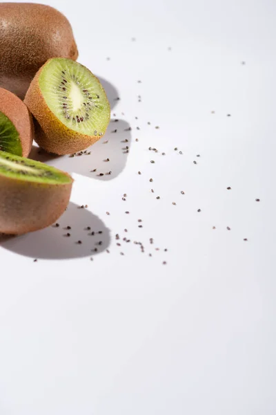 Selective Focus Kiwi Fruit Halves Black Seeds White — Stock Photo, Image