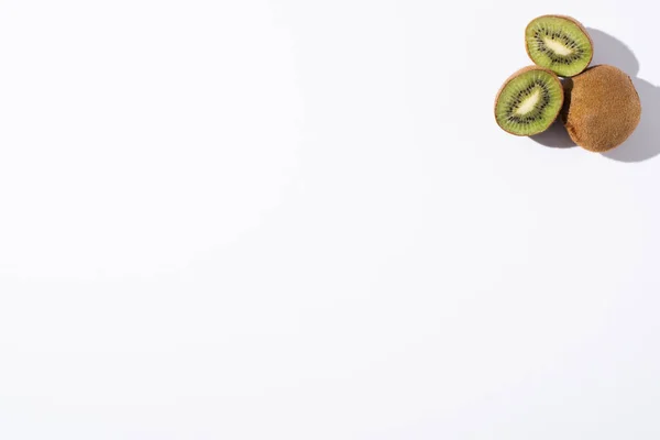 Vista Superior Kiwi Frutas Blanco Con Espacio Copia — Foto de Stock