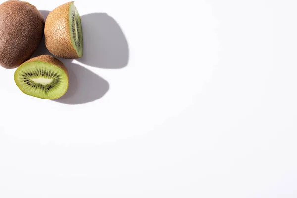 Vedere Sus Fructelor Întregi Kiwi Lângă Jumătăți Alb Spațiu Copiere — Fotografie, imagine de stoc