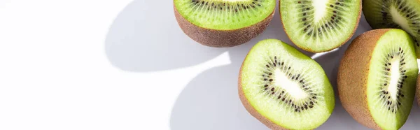 Cultivo Panorámico Kiwis Frescos Maduros Mitades Blanco — Foto de Stock