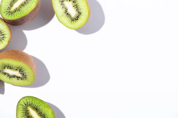 Vista Superior Kiwi Maduro Verde Metades Frutas Branco — Fotografia de Stock