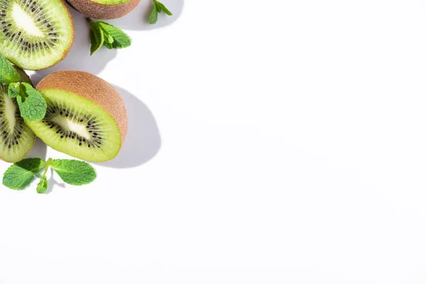 Top View Ripe Kiwi Fruit Halves Peppermint White — Stock Photo, Image
