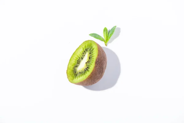 Vedere Sus Fructelor Proaspete Kiwi Jumătate Lângă Frunzele Mentă Alb — Fotografie, imagine de stoc