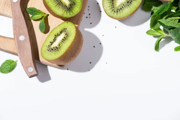 Bovenaanzicht Van Verse Kiwi Nabij Groene Pepermunt Snijplank Wit — Stockfoto