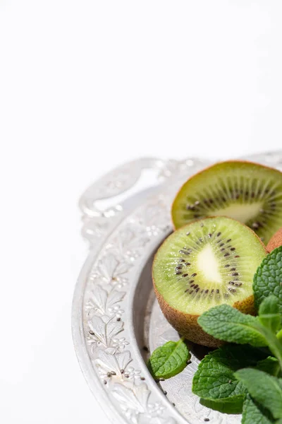 Selective Focus Tasty Kiwi Fruits Fresh Green Peppermint Silver Plate — Stock Photo, Image