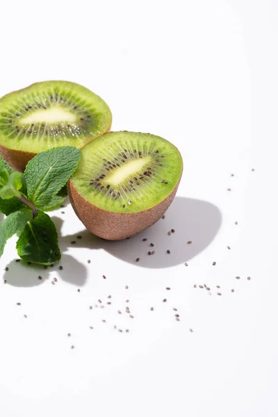 Sabrosas Frutas Kiwi Cerca Menta Fresca Semillas Negras Sobre Blanco —  Fotos de Stock