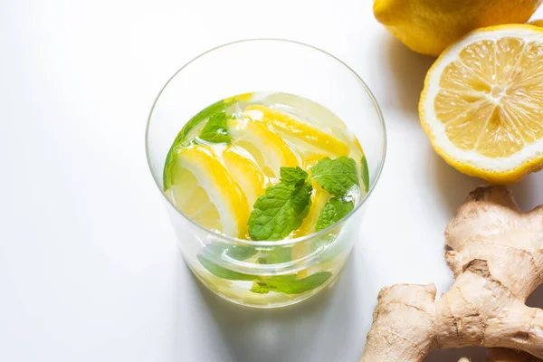 Limonada Fresca Vaso Cerca Limón Raíz Jengibre Sobre Fondo Blanco — Foto de Stock