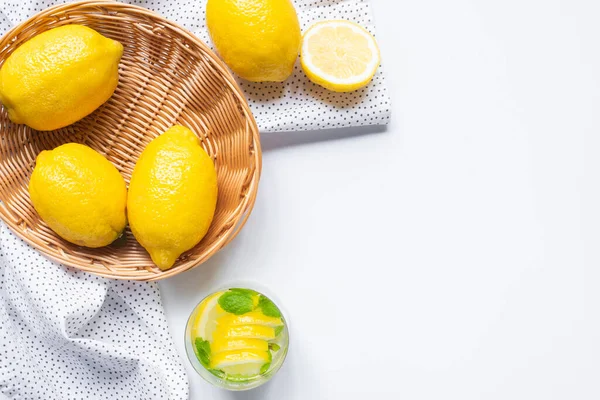 Bovenaanzicht Van Verse Limonade Glas Bij Mand Van Citroenen Witte — Stockfoto