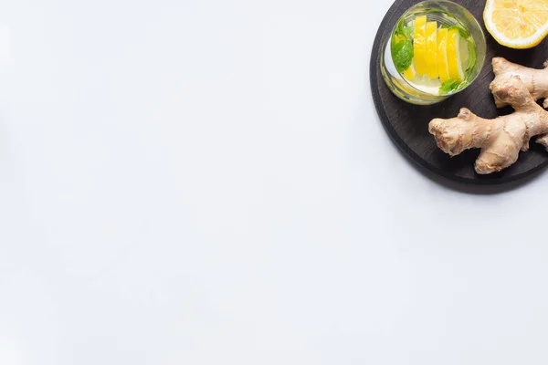 Πάνω Όψη Της Φρέσκιας Λεμονάδας Ποτήρι Κοντά Λεμόνια Και Ρίζα — Φωτογραφία Αρχείου