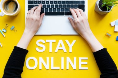 Kırtasiye malzemesi, kahve ve sarı yüzey üzerinde online harf kullanan kadınların en üst görüntüsü