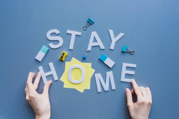 Bovenaanzicht Van Vrouw Die Aanraakt Blijf Thuis Belettering Buurt Van — Stockfoto