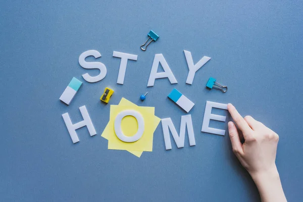 Bovenaanzicht Van Vrouwelijke Hand Buurt Blijf Thuis Belettering Briefpapier Blauwe — Stockfoto