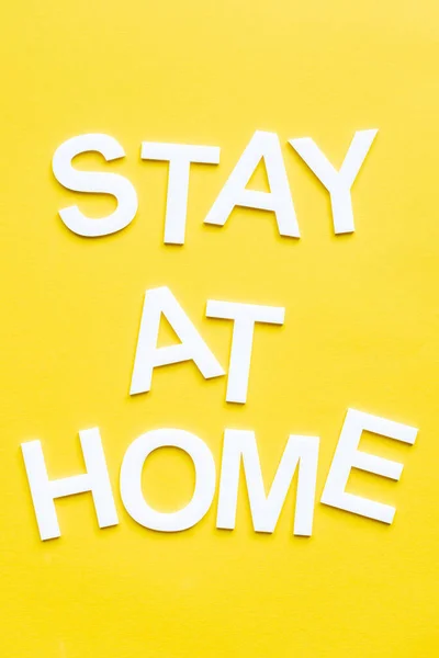 Top Weergave Van Het Verblijf Thuis Witte Letters Gele Achtergrond — Stockfoto