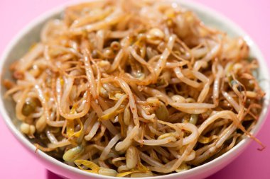 Pembe kasede baharatlı mung fasulyelerini yakın. 