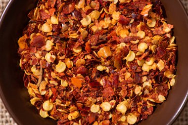 Kurutulmuş ve baharatlı biberli biber kasesinin en üst görüntüsü. 