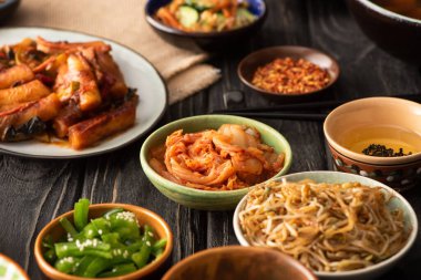 Topokki ve Kore mezeleri yakınındaki baharatlı kimchi 'nin seçici odağı. 