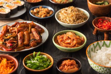 Tahta yüzeyde geleneksel ve lezzetli Kore yemeklerinin seçici odak noktası 