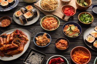 Tahta yüzeyde geleneksel ve lezzetli Kore yemeklerinin seçici odak noktası 