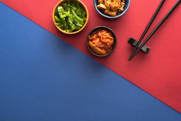 Vista Superior Cuencos Con Comida Coreana Picante Cerca Palillos Azul —  Fotos de Stock