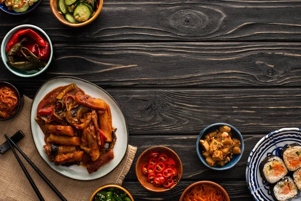 Bovenaanzicht Van Koreaanse Topokki Bij Kimbap Kimchi Eetstokjes Bijgerechten Katoenen — Stockfoto