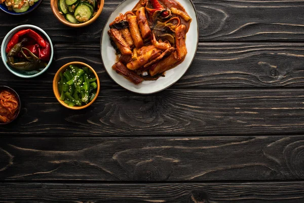 Ovanifrån Koreansk Topokki Nära Kimchi Chilipeppar Inlagda Gurkor Och Grön — Stockfoto