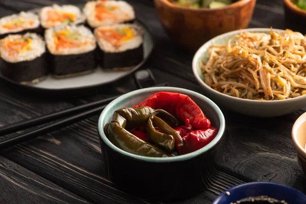 Selektivní Zaměření Nakládaných Chilli Papriček Blízkosti Fazolí Mung Korejské Kimbap — Stock fotografie